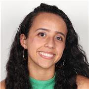 Profesora de informática dispuesta a enseñar a estudiantes de diferentes edades, enseñando diferentes temas